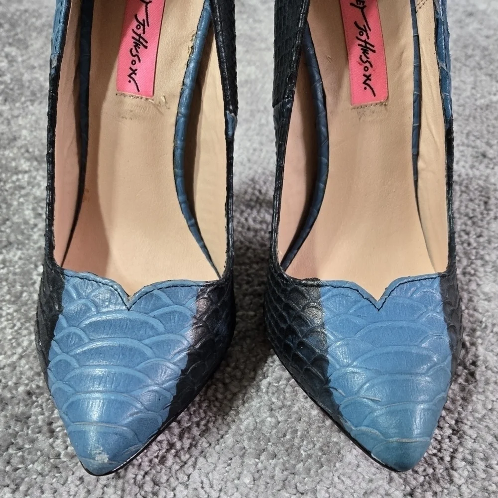 Betsey Johnson Taylr Blue Black Leather Snake Texture Embossed Pumps Party